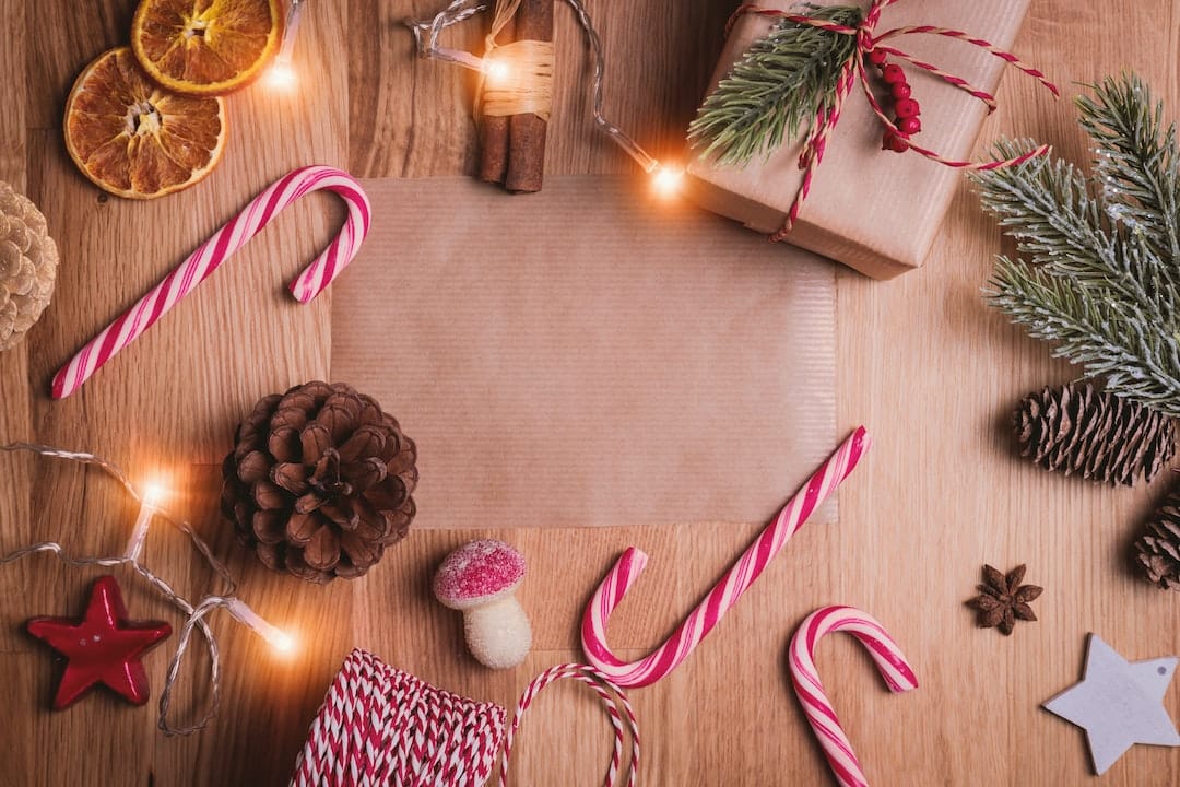 Un sapin de Noël de 10 mètres devient le festin de chèvres gourmandes !