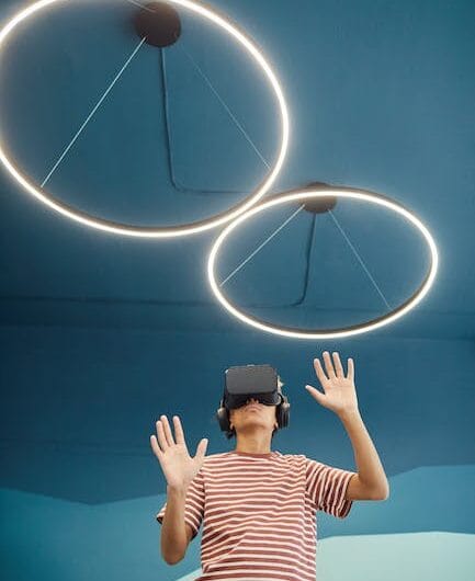 Quand la Technologie Frôle l’Absurde : Conduire avec un Casque VR, l’Exploit d’un "Visionnaire"