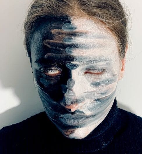 Quand les visages se transforment en cauchemar : l’incroyable histoire de Victor