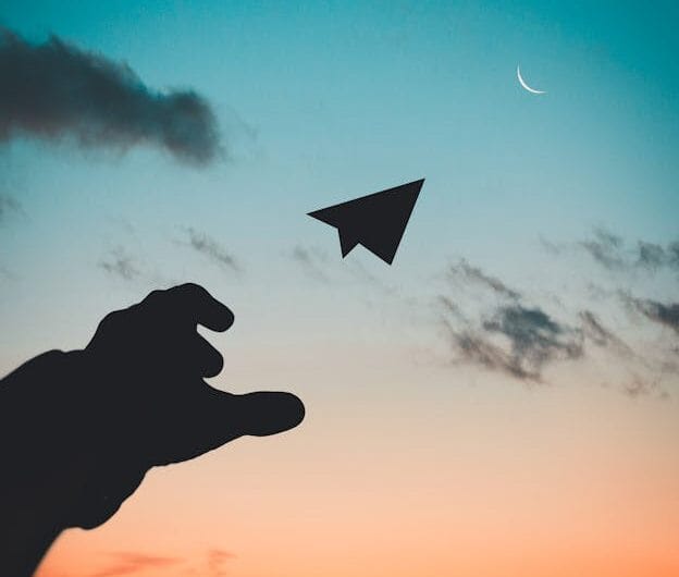 Lancer d’avions en papier: le nouveau sport de ouf qui décolle en France!