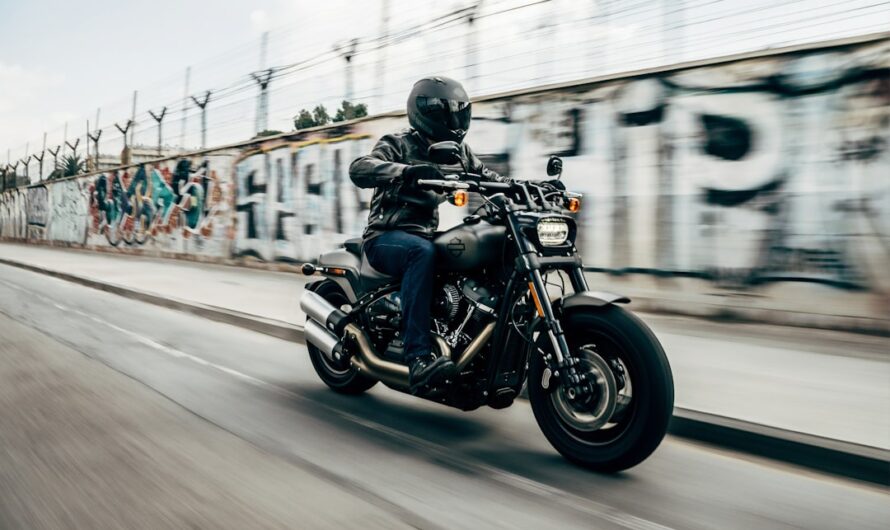 Achat de moto et embardée : un vrai gag pour ces deux copains !