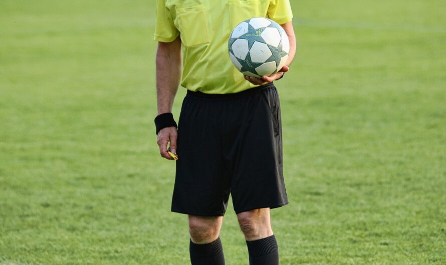 Un arbitre devient baby-sitter en plein match : quand le football se transforme en garderie !