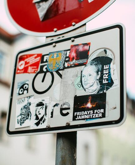 Des Français offrent des autocollants "Stop Elon" pour faire dérailler le train Tesla !