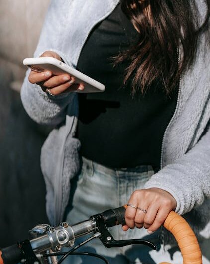 Pédaler pour charger son smartphone : ce vélo génial né en Charente va vous faire transpirer pour vos TikToks !