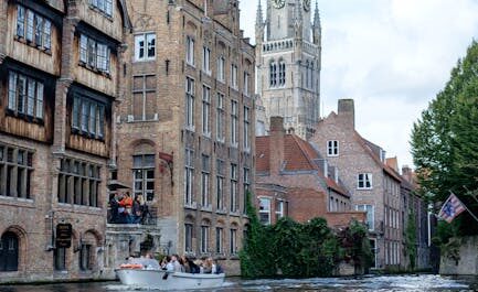 Alerte à Bruges : Ces touristes qui volent des pavés en souvenir (et ce n'est pas une blague) !