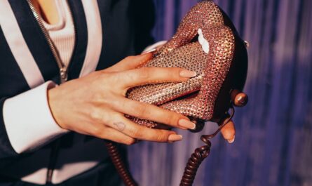 Cette actrice s'affiche avec un sac en forme de pizza à 5700 dollars (et il est déjà en rupture de stock !)