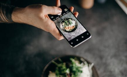 La nouvelle "folie culinaire" des influenceurs américains : s'extasier devant une tomate crue à 85 dollars !