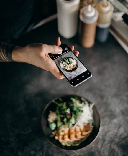 La nouvelle "folie culinaire" des influenceurs américains : s’extasier devant une tomate crue à 85 dollars !