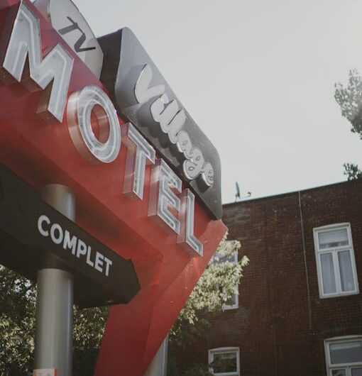 Monteton, le village qui a perdu son panneau six fois (et on comprend pourquoi!) 😂