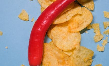 Panneaux volés, chips infernales et Montcuq : le best-of des bizarreries françaises qui font rire !