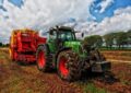 Tracteurs bénis et chenilles tisseuses : quand la France rurale mise sur les superstitions et les phénomènes naturels insolites