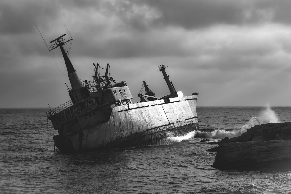 Un cargo norvégien s'échoue dans un jardin : quand le marin s'endort et le propriétaire aussi !