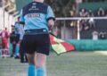Un chien devient arbitre de touche lors d'un match de foot et crée un scandale canin