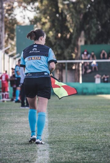 Un chien devient arbitre de touche lors d’un match de foot et crée un scandale canin