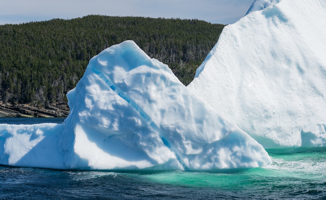 Ce mystérieux iceberg noir au Canada fait flipper Internet (et les scientifiques aussi !)