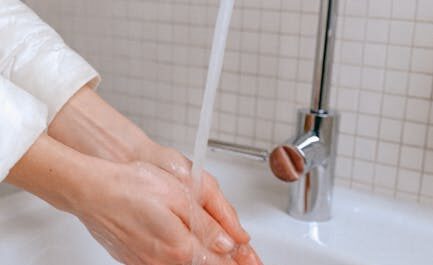 Cette Américaine s'est lavé les mains avec du fromage pendant des jours : l'histoire qui fait encore rire Internet