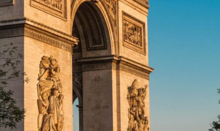 Quand Djokovic joue au kamikaze à vélo sur la Place de l'Étoile : le champion nous fait une frayeur !