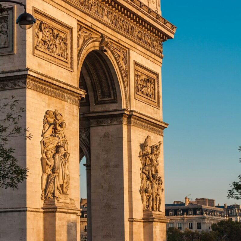 Quand Djokovic joue au kamikaze à vélo sur la Place de l'Étoile : le champion nous fait une frayeur !
