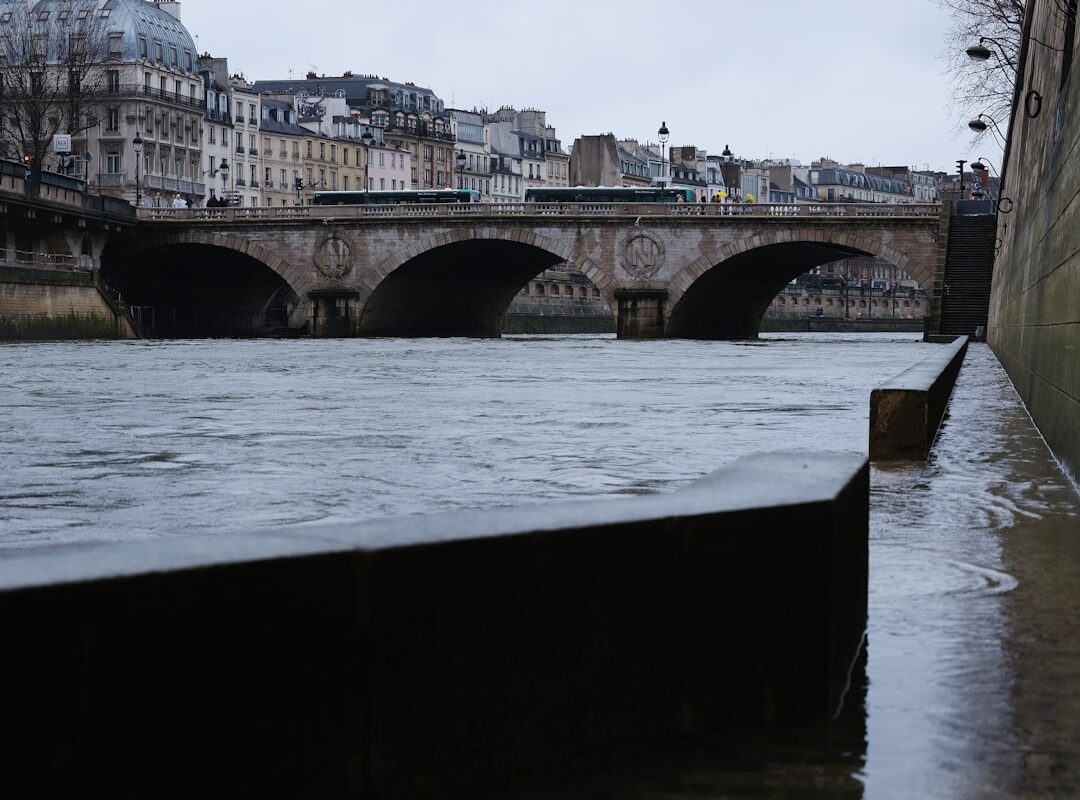 Quand la police parisienne transforme une inondation en scène du Titanic : l'humour au service de la dédramatisation
