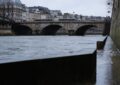 Quand la police parisienne transforme une inondation en scène du Titanic : l'humour au service de la dédramatisation