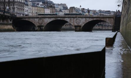 Quand la police parisienne transforme une inondation en scène du Titanic : l'humour au service de la dédramatisation
