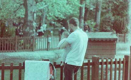 Quand promener son bébé en jogging devient un crime : l'histoire rocambolesque d'un papa pris pour un kidnappeur