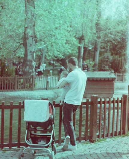Quand promener son bébé en jogging devient un crime : l’histoire rocambolesque d’un papa pris pour un kidnappeur