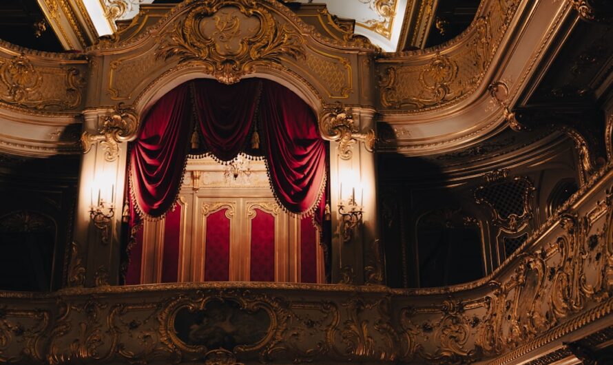 Un château vendu aux enchères par une troupe de théâtre ? L’idée géniale qui fait fureur en Loire-Atlantique !