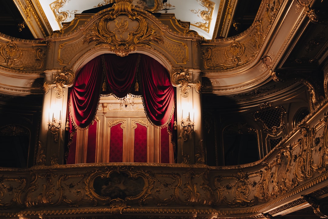 Un château vendu aux enchères par une troupe de théâtre ? L'idée géniale qui fait fureur en Loire-Atlantique !