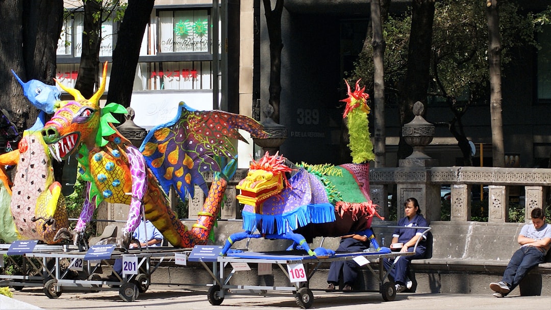 Villers-sur-Mer se transforme en Jurassic Park pour un défilé de dinosaures complètement dingue !