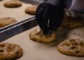 Cette grand-mère a découvert le secret pour cuire ses cookies sans allumer le four : sa voiture !