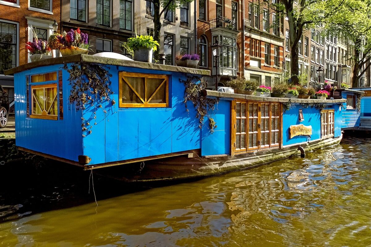 Cette maison-bateau de 600 000€ avec sauna fait sensation à Nancy et vous allez halluciner !