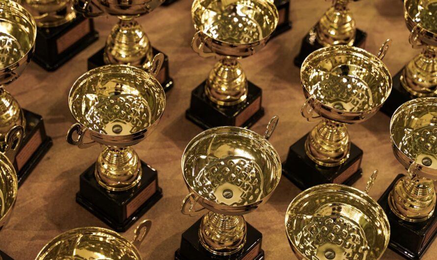 Quand les trophées sportifs deviennent complètement barrés : du cochon vivant au conteneur miniature !