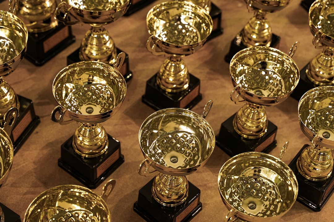 Quand les trophées sportifs deviennent complètement barrés : du cochon vivant au conteneur miniature !