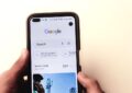 Google vous oblige à crier "Je suis un nul" pour accéder aux réseaux sociaux (et c'est génial !)