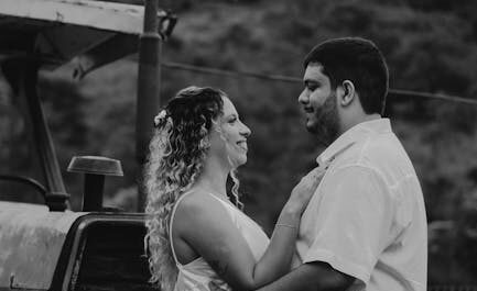 Ils arrivent en tracteur à leur mariage : quand l'amour roule sur chenilles !