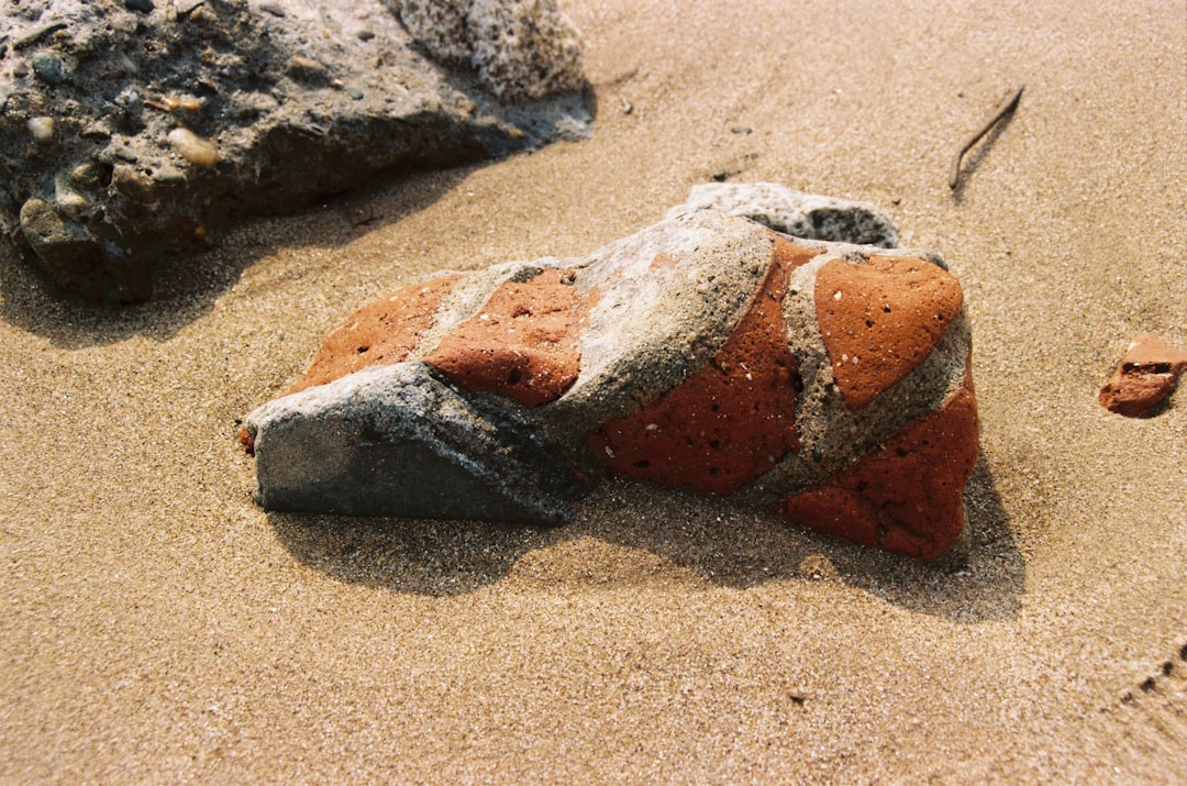 Quand votre galet de plage s'avère être un explosif de 1940 : l'incroyable découverte bretonne