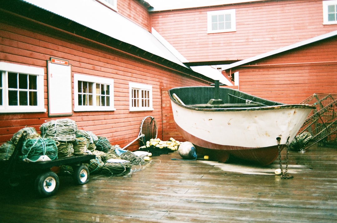 Dormir dans un ancien bateau de pêche ? Cette idée géniale fait fureur en Normandie !