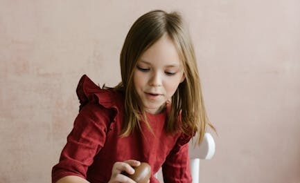 Cette invitée religieuse a secrètement piraté la télé de ses hôtes : la découverte qui a fait exploser le web