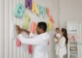 Cette maman découvre la "surprise" de son mari pour l'anniversaire de leur fille : une benne à ordures dans l'allée !