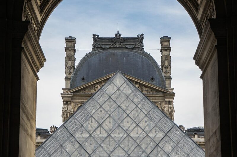 Quand le fabricant du monte-charge du Louvre transforme un cambriolage en pub géniale