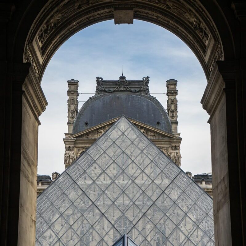 Quand le fabricant du monte-charge du Louvre transforme un cambriolage en pub géniale