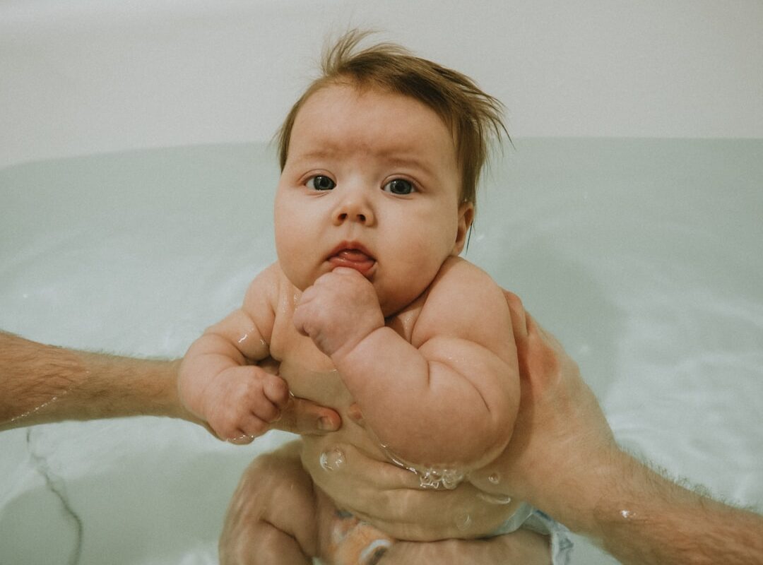Quand papa oublie les chaussettes dans le bain : la vidéo qui fait fondre le web