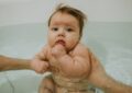 Quand papa oublie les chaussettes dans le bain : la vidéo qui fait fondre le web