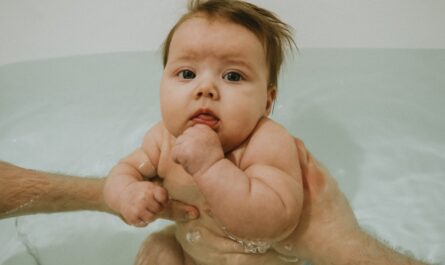 Quand papa oublie les chaussettes dans le bain : la vidéo qui fait fondre le web