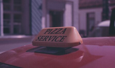 Quand un ex-pilote livre ses kebabs en voiture de course : le buzz le plus savoureux de Reims !