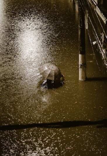 Un pêcheur toulonnais transforme l’orage en sortie de rêve : quand la passion n’a pas de limites !