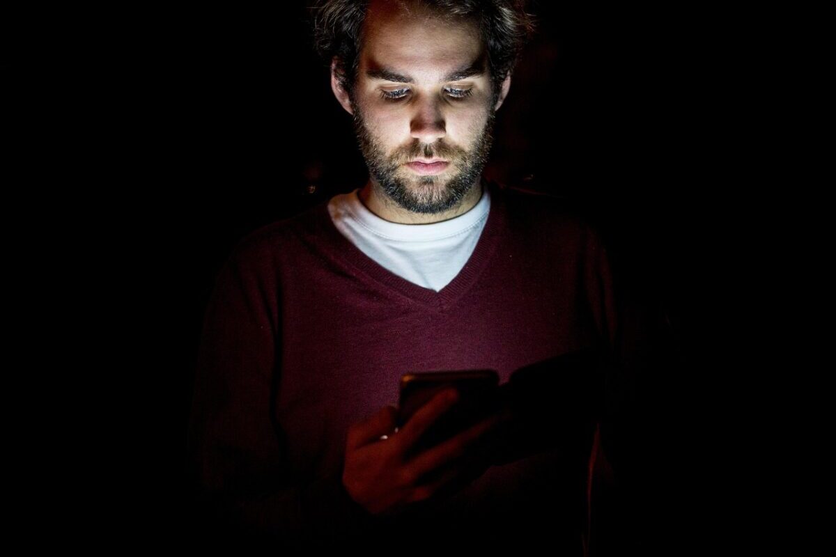 Cette coque de 2,7 kg veut vous faire détester votre smartphone (et ça marche !)