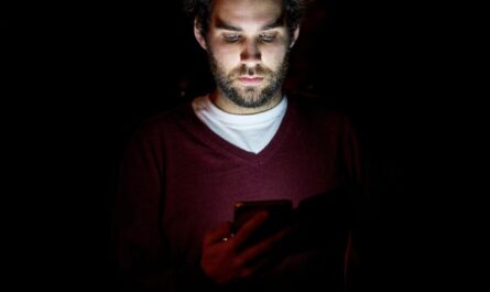 Cette coque de 2,7 kg veut vous faire détester votre smartphone (et ça marche !)