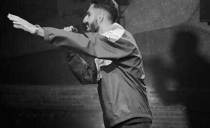 Quand un humoriste néerlandais transforme son spectacle en cours de discrimination 101 🎭